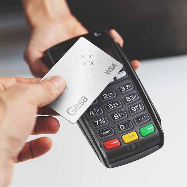 Person tapping Gesa card against a card reader