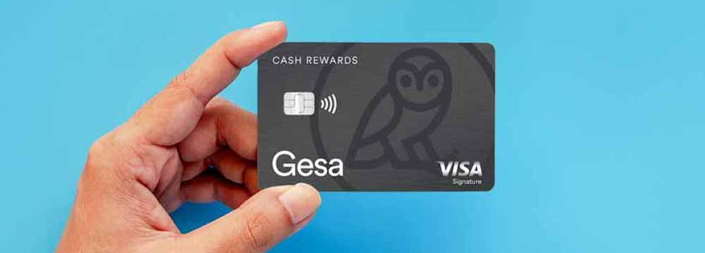 Person holding the cash rewards card