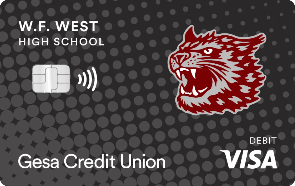 Tarjeta de débito Visa del instituto W.F. West con el logotipo del «wildcat» en rojo, chip sin contacto y la marca de Gesa Credit Union sobre un fondo oscuro con puntos.